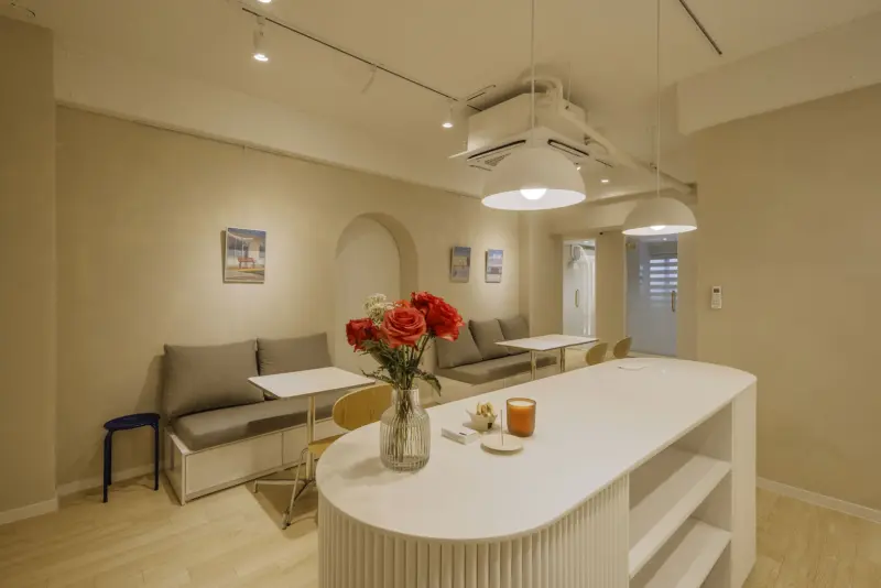 감성 플라워가 돋보이는 미니멀 라운지 인테리어